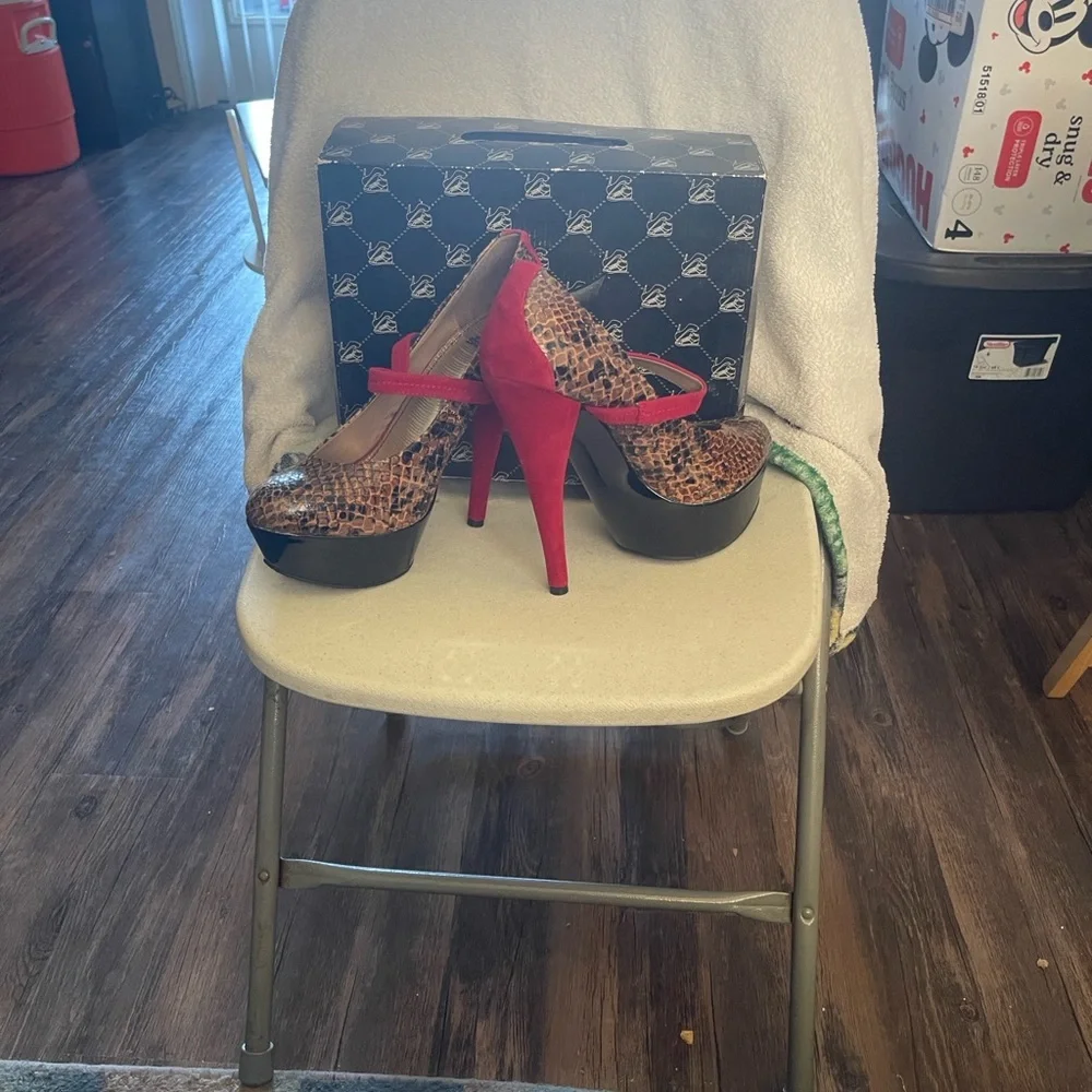 Chic Snakeskin Platform Heels with Red Accents - Picture 2 of 7